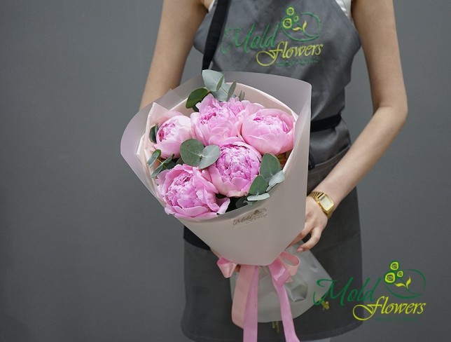 Bouquet of Dutch pink peonies photo